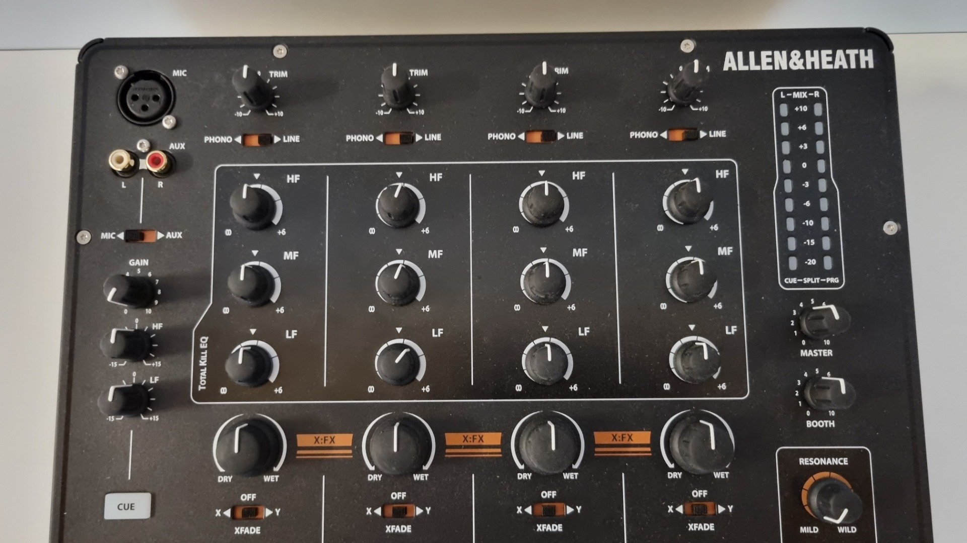 Allen & Heath Xone 43 analoger 4+1-Kanal-DJ-Mixer | 400 EUR